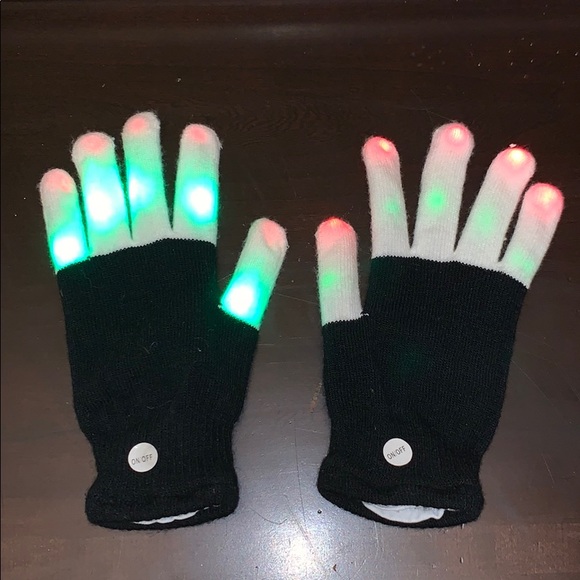 Fun color changing gloves 🧤 - Picture 4 of 5